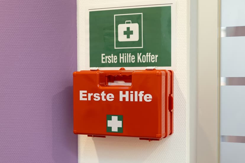 Erste-Hilfe-Koffer und Verbandskästen