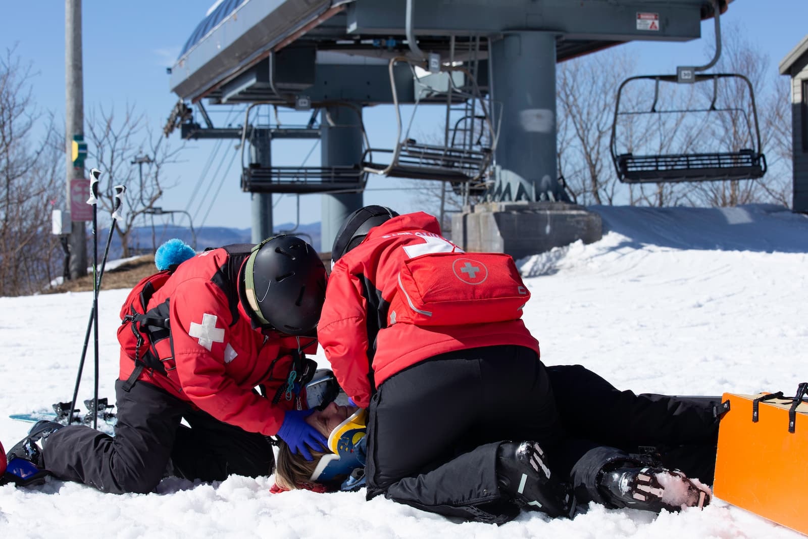 Professionelle Erste Hilfe Ausrüstung für Skigebiete und Skischulen